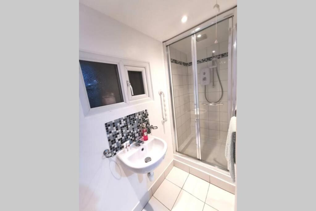 Private Comfortable Guest Suite - นอตติงแฮม ภายนอก รูปภาพ